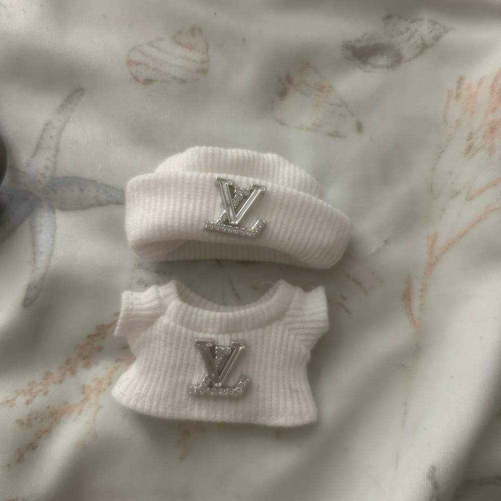 Labubu pin for love outfit